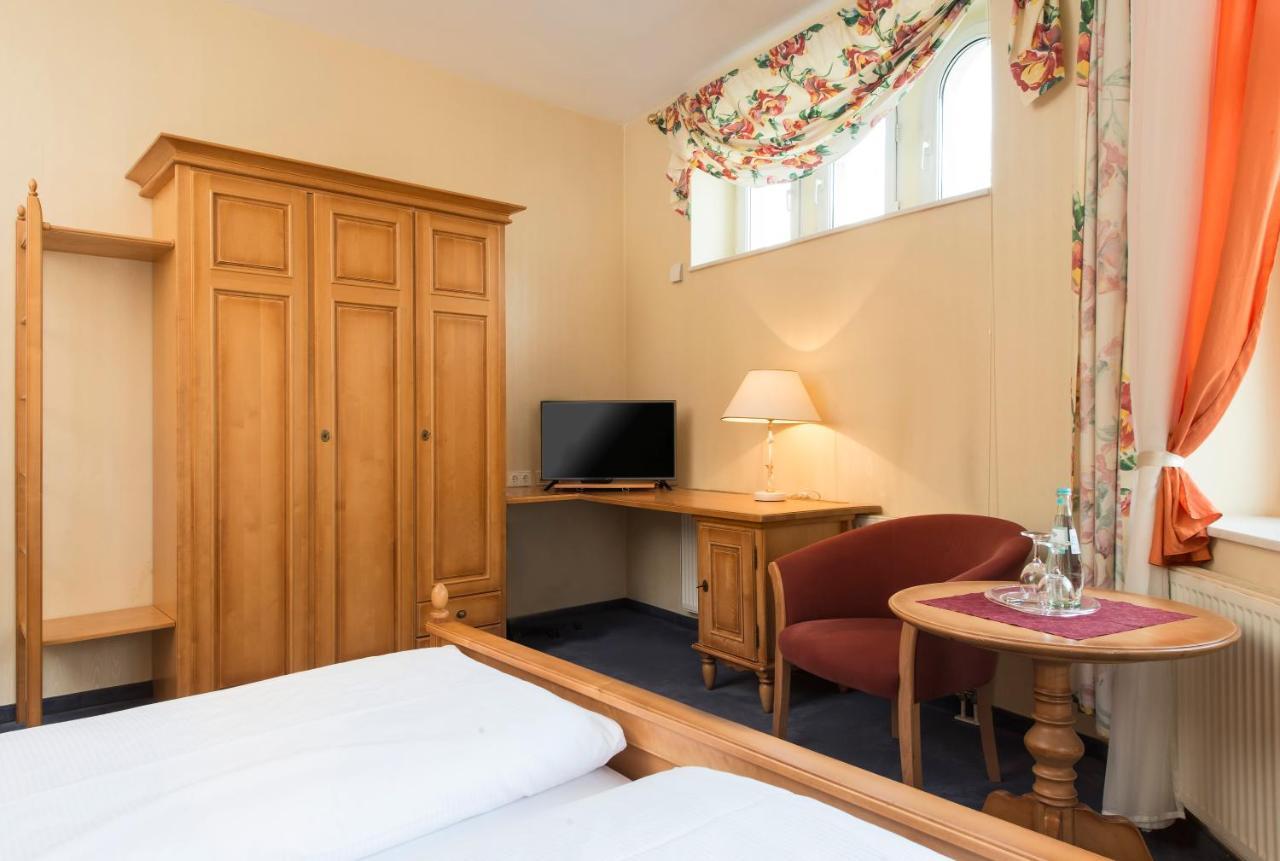 Hotel Schloss Schweinsburg Neukirchen-Pleiße Esterno foto