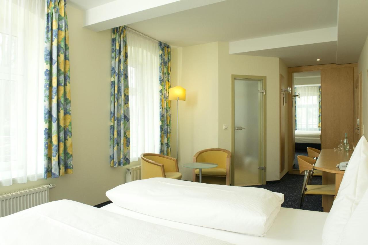 Hotel Schloss Schweinsburg Neukirchen-Pleiße Esterno foto