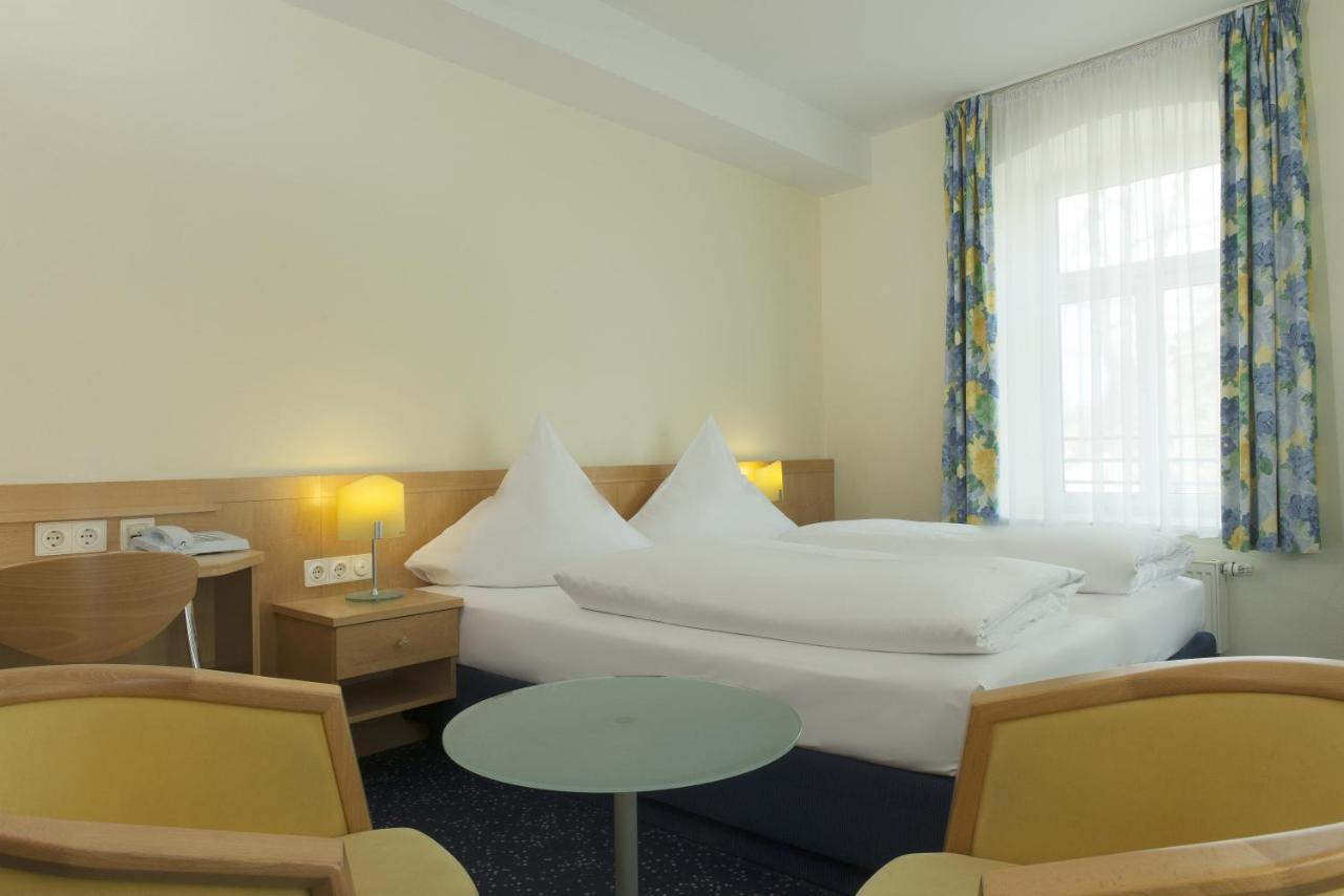 Hotel Schloss Schweinsburg Neukirchen-Pleiße Esterno foto