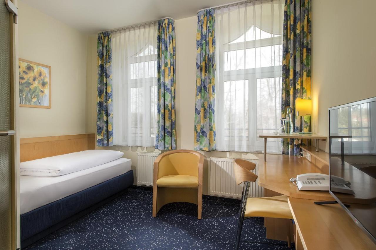 Hotel Schloss Schweinsburg Neukirchen-Pleiße Esterno foto